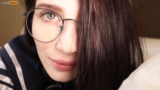 Сводный брат доводит очкастую студентку до громких стонов